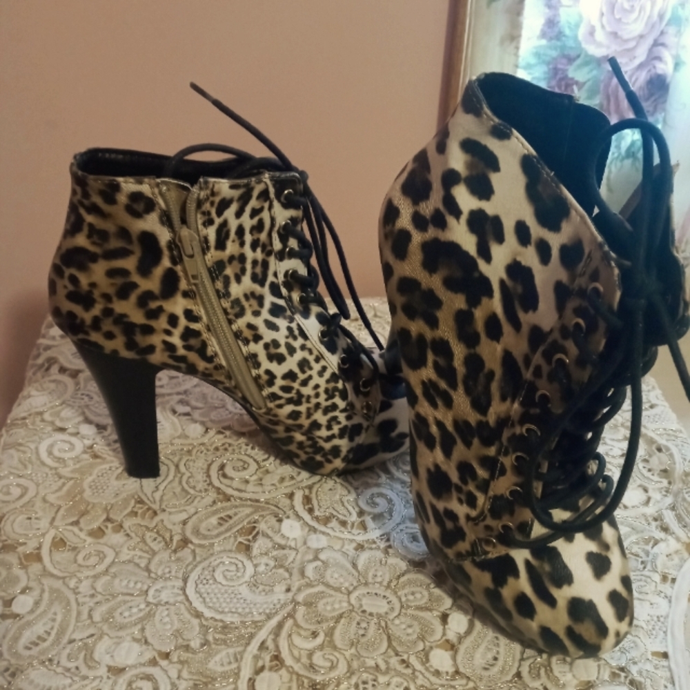 Junior shoes sz 8